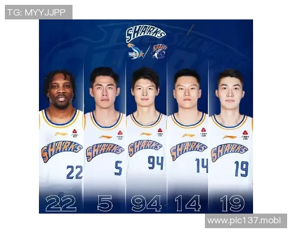 上海男篮在第一节末调整的这套衔接段阵容 上海男篮在第一节末调整的这套衔接段阵容