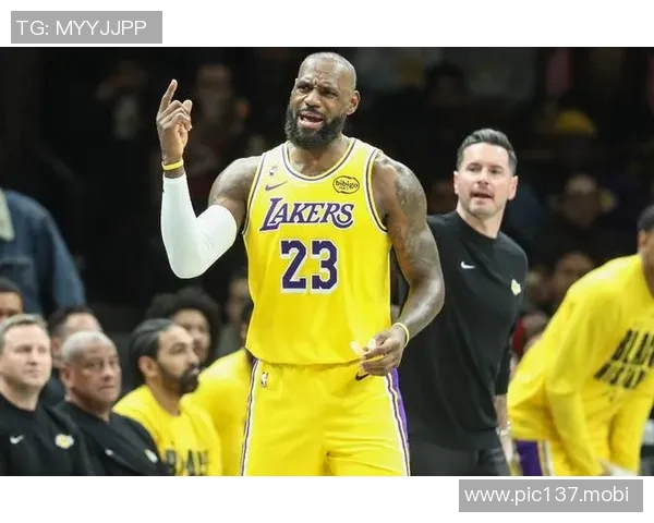 湖人124-104独行侠 球员评价：5人优秀，3人及格，斯玛特低迷